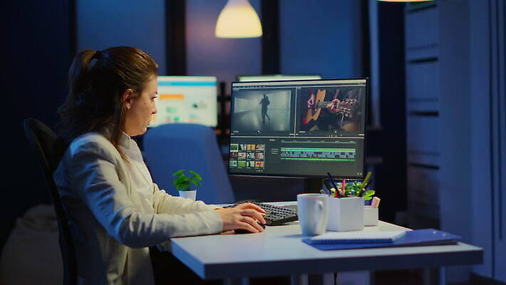 편집 직업 디자인 인터넷 비즈니스 사업가 노동자 직장 실내 피곤 창조 앉기 경사 그래픽 컴퓨터 사무실 디지털 스크린 모니터 업무 작업 야간 디자이너 책상 예술가 업무과다 야근 동영상 그래픽디자이너 마감 소프트웨어 프리랜서 4K MOV 해외동영상 클립영상 자연요소 가구 컨셉 회사 모션 내부 전자제품 파일형식