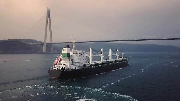 산업 바다 컬러 비즈니스 교통시설 모션 건조 이스탄불 항해 안테나 사람없음 물 강 컬러풀 글로벌 일몰 화물 보트 큼 화물선 기중기 무역 돛 함선 상업 네비게이션 수입 유조선 4K 트래킹숏 MP4 해외동영상 클립영상 자연요소 교통 배_교통 통신 촬영기법 노을 운송업 중장비 크기 시설 동영상 파일형식 튀르키예