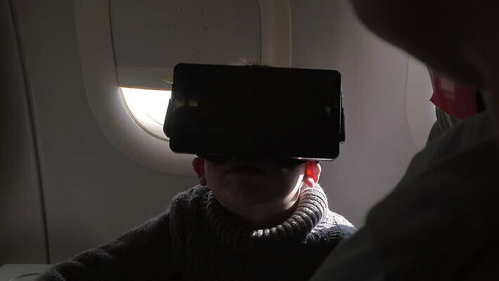 응시 남자 안경 어린이 과학 여행 휴가 미래 새로움 기술 가면 사람 소년 디지털 헤드폰 게임 관찰 사이버 전자 비전 동영상 혁명 대패 웨어러블 가상 가상현실 현실 4K MOV 해외동영상 클립영상 시선 잡화 음향기기 컨셉 모션 놀이 파일형식