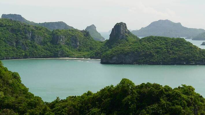 공원 아시아 바다 섬 여행 백그라운드 태국 휴가 열대 산 안테나 파노라마 풍경 사람없음 물 여름 파란색 여행객 맑음 전원 만 숲 열대우림 언덕 암초 석호 내추럴 가죽끈 이국적 전국 파라다이스 4K MP4 해외동영상 클립영상 자연요소 계절 공공시설 나라 컬러 통신 날씨 촬영기법 사람 끈 전기에너지 가죽 동영상 파일형식