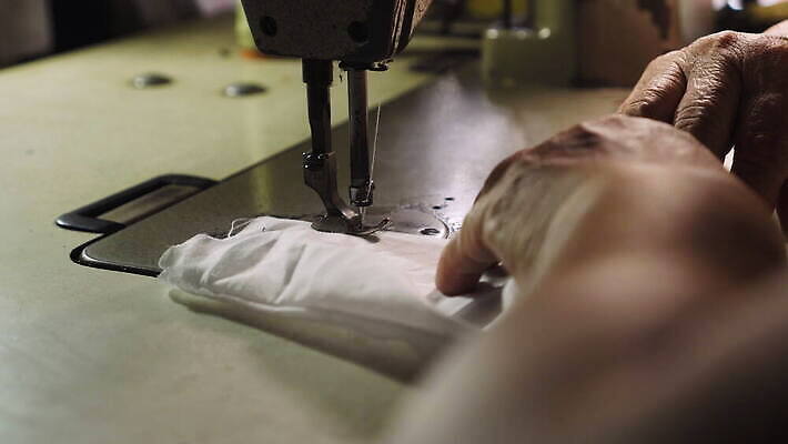 직업 손 디자인 드레스 옷 여자 산업 패턴 비즈니스 손가락 공장 직장 실내 가면 유행 기계 장비 기구 공구 직물 업무 바늘 작업실 수술 바느질 디자이너 천 묘사 질감 땀 만들기 조심 수공예 재단 재단사 핸드메이드 스타일 코로나바이러스 4K MOV 해외동영상 클립영상 무늬 회사 공업 의학 모션 사람 내부 신체부위 치료 도구 작업 바이러스 공예 동영상 파일형식