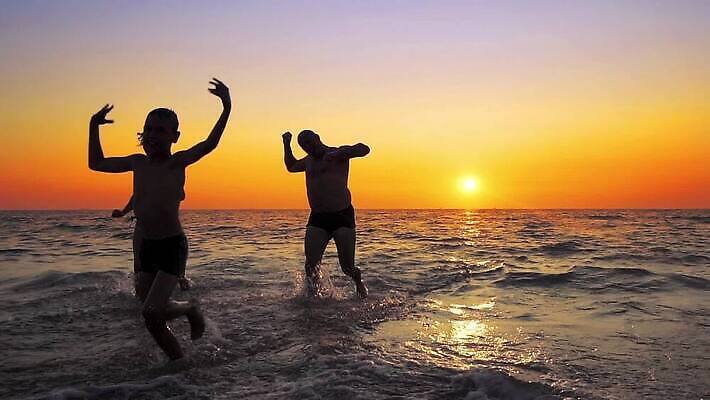 학생 라이프스타일 커플 남자 실루엣 바다 섬 여행 가족 놀이 휴가 매달리기 관리 사람 소녀 물 여름 친구 청춘 달리기 파티 일출 축제 일몰 우정 자유 물방울 축하 그룹 떨어짐 마이애미 무료 순간 MP4 해외동영상 슬로모션 클립영상 자연요소 계절 여자 어린이 컨셉 관계 모션 촬영기법 이벤트 생활 노을 동영상 파일형식