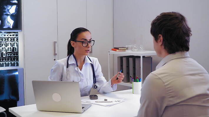 여자 남자 주택 갈색머리 건강 병원 대화 설명 미소 사람 내부 두명 약 건강관리 장비 시험 환자 의사 기구 혈액 질병 설탕 측정 보여주기 당뇨병 제어 포도당 혼혈 4K MOV 해외동영상 클립영상 헤어스타일 교육 의학 모션 표정 관리 말하기 건물 의료진 다문화 동영상 파일형식