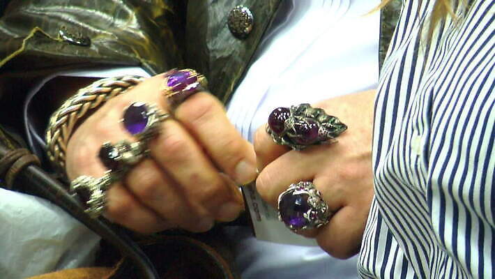 모델 손 장신구 팔찌 장식 유행 금속 수확 반지 화려 황금 우아함 은색 큼 손톱관리 크리스탈 보석 다이아몬드 프랑스어 백금 블러 스타일 MOV 해외동영상 클립영상 문자 컬러 컨셉 농업 재질 신체부위 크기 네일아트 광석 동영상 파일형식