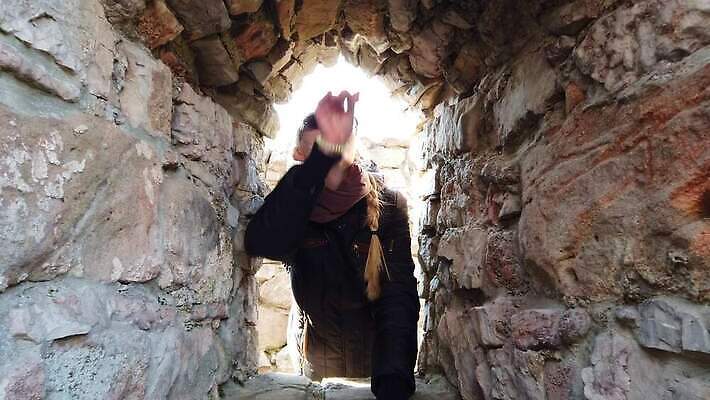 백인 라이프스타일 여자 벽 여행 건축양식 휴가 한명 사람 풍경 성인 야외 건물 여름 여행객 바위 도시 성 중세 역사 재산 천연기념물 옛날 4K MOV 해외동영상 클립영상 서양인 1 건축물 계절 건축 생활 금융 돌_바위 동영상 파일형식