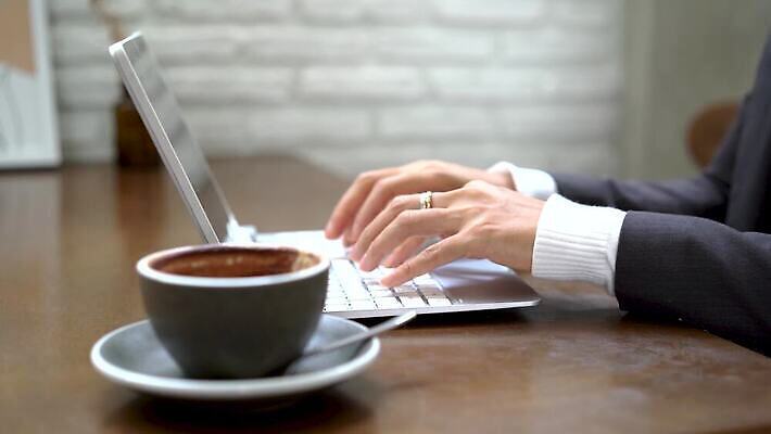 직업 라이프스타일 여자 커피 비즈니스 직장 사람 성인 노트북 사무실 카페 타이핑 업무 비즈니스우먼 프리랜서 4K MP4 해외동영상 클립영상 음료 회사 생활 전자제품 상점 작업 직장인 동영상 파일형식