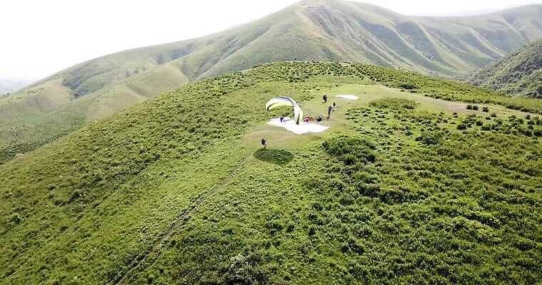 스포츠 하늘 산 사람 야외 초록색 비행 체험 정상 패러글라이딩 항공촬영 카자흐스탄 4K 알마티 MP4 해외동영상 클립영상 아시아 뷰포인트 컬러 컨셉 동영상 파일형식