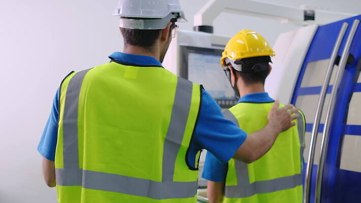 백인 직업 남자 산업 비즈니스 공장 노동자 직장 함께함 대화 안전 사람 동양인 세명 걷기 기계 장비 업무 작업실 기술자 엔지니어 제조 보호 감독 계획 안전모 헬멧 토론 창고 직원 시설 컨설턴트 경영자 공학 제어 파이프라인 프로젝트 4K MOV 해외동영상 클립영상 서양인 교육 컨셉 회사 공업 모션 말하기 인종 작업 전문직 안전장비 보호장비 상담 리더 파이프_관 동영상 파일형식