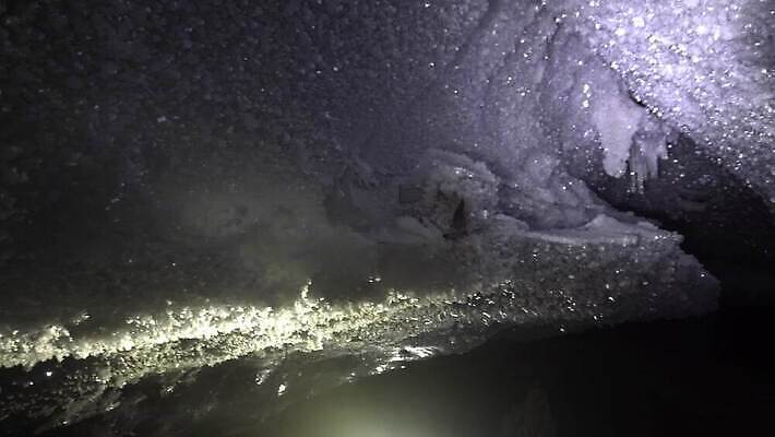 호수 여행 백그라운드 겨울 자연 하늘 산 실내 아이슬란드 사람없음 야외 물 파란색 냉동 얼음 추위 안개 광선 흰색 등불 투명 동굴 크리스탈 북극 묘사 빙하 서리 빙산 북쪽 내추럴 종유석 카자흐스탄 4K 알마티 MP4 해외동영상 클립영상 자연요소 계절 유럽 아시아 컬러 날씨 조명 내부 광석 극지방 방향 생태계 동영상 파일형식