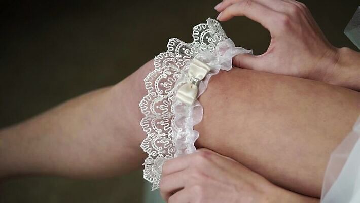 전통 손 드레스 여자 리본 결혼 신체 손가락 결혼식 친절 성인 뷰티 섹시 낭만 벨트 흰색 잡기 의식 당기기 속옷 누드 아래 피부 무릎 란제리 가터벨트 천진난만 놓기 MOV 해외동영상 클립영상 잡화 옷 컬러 컨셉 모션 사람 이벤트 신체부위 방향 위치 동영상 파일형식