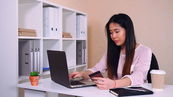 라이프스타일 여자 인터넷 비즈니스 성공 실내 한명 미소 사람 동양인 20대 성인 내부 10대 30대 노트북 쇼핑 컴퓨터 청춘 사무실 웹서핑 신용카드 구매 무선전화기 고객 결제 온라인 전자상거래 밀레니얼 4K MOV 해외동영상 클립영상 1 컨셉 청소년 표정 인종 청년 생활 장년 금융 경제 전자제품 전화기 동영상 파일형식