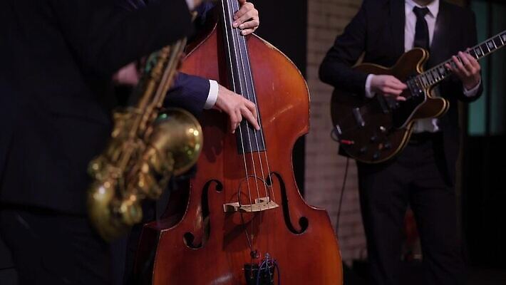 백인 드레스 여자 남자 줄 음악 놀이 사람 이벤트 성인 목재 소리 콘서트 공연 음악가 기구 잡기 괴짜 클래식 바이올린 열정 첼로 재즈 바이올리니스트 오케스트라 교향곡 뮤지컬 비올라 실행 플레이어 MOV 해외동영상 클립영상 서양인 나무 직업 옷 감정 컨셉 재료 모션 현악기 문화예술 연주자 악단 동영상 파일형식 찰현악기