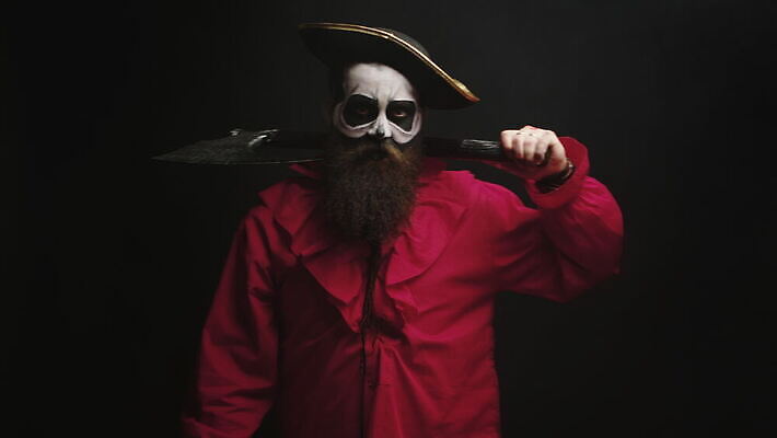 모자 옷 남자 백그라운드 휴가 전등 수염 성인 파티 검은색 할로윈 고리 야간 위험 무서움 도끼 변장 해적 호러 4K MOV 해외동영상 클립영상 자연요소 잡화 감정 컬러 컨셉 조명 사람 이벤트 도둑 공포 동영상 파일형식