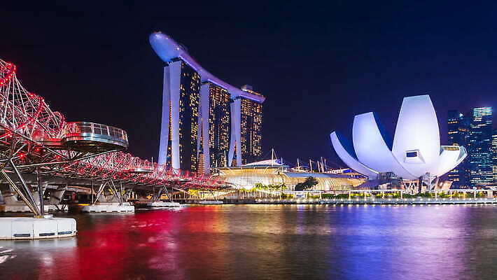 아시아 건축양식 교통시설 호텔 풍경 사람없음 건물 강 도시풍경 컬러풀 반사 항구 고층빌딩 도시 도심 야간 타운 싱가폴 랜드마크 4K 타임랩스 MOV 해외동영상 클립영상 자연요소 건축물 건축 나라 컬러 교통 숙소 촬영기법 빌딩 시설 동영상 파일형식