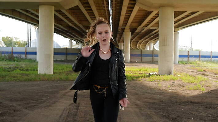 모델 응시 옷 여자 행복 산업 문화 얼굴 포즈 백그라운드 자동차 거리 한명 사람 청춘 뷰티 섹시 유행 카메라 검은색 재킷 도시 가죽 아래 그런지 펑크 스타일 4K MOV 해외동영상 클립영상 1 시선 감정 육상교통 컬러 컨셉 신체부위 전자제품 외투 방향 위치 동영상 파일형식