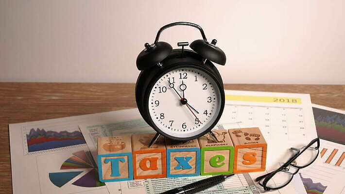 종이 시계 사람없음 금융 미국 자명종 달력 시간 업무 날짜 계획 야간 4월 책상 걱정 파일 회전 파란배경 회계 세금 수입 정부 조언 환불 과세 카피스페이스 4K MOV 해외동영상 클립영상 자연요소 감정 가구 백그라운드 컨셉 북아메리카 경제 파란색 공백 알람 작업 동영상 파일형식