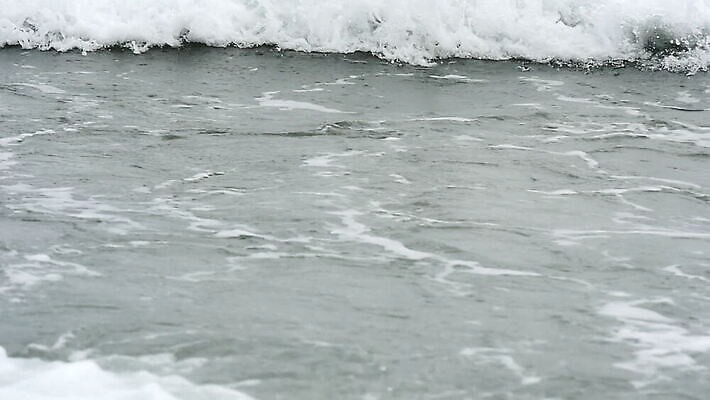 파도 바다 백그라운드 모션 자연 하늘 바람 날씨 사람없음 물 파란색 뷰티 어둠 힘 거품 물방울 떨어짐 위험 큼 공격 충돌 속도 암초 폭풍 내추럴 격파 폭풍우 카피스페이스 MOV 해외동영상 슬로모션 클립영상 자연요소 컬러 컨셉 촬영기법 공백 비_날씨 크기 자연재해 생태계 동영상 파일형식