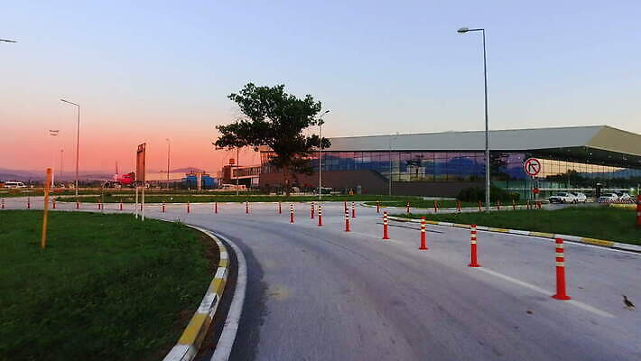 도로 길 선 무늬 오렌지 표면 거리 경고 안전 사람없음 반사 일출 일몰 줄무늬 새벽 운전 금지 경계선 작업 고속도로 보행로 수리 보호 위험 심볼 사인 신호 보안 철탑 분열 원뿔 주목 4K MOV 해외동영상 클립영상 자연요소 도형 컨셉 과일 교통시설 모션 노을 탑 경계 동영상 파일형식