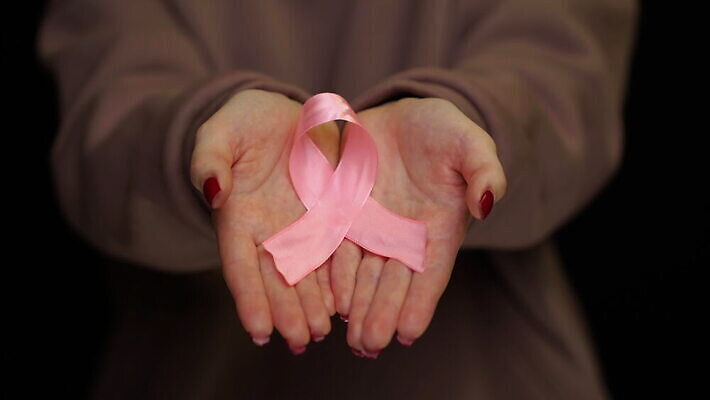 손 여자 리본 분홍색 컨셉 건강 사람 치료 약 희망 고통 잡기 도움 조직 선택 질병 가슴 심볼 주기 보여주기 암 외과 돌봄 종양 헬프 자선단체 4K MOV 해외동영상 클립영상 감정 컬러 의학 모션 병원 신체부위 그룹 동영상 자선 파일형식