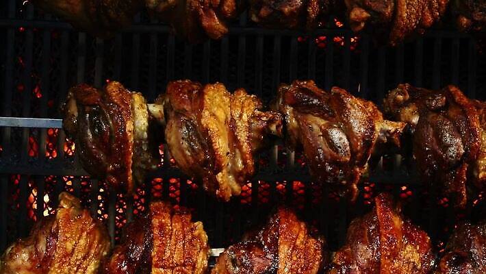 전통 유럽 음식 부분 모션 불 뼈 육류 돼지고기 요리 사람없음 옆모습 식사 뜨거움 꼬치 황금 닫기 오븐 그릴 굽기 먹기 준비 회전 각도 잭 느림 다육식물 방법 신발장 줄서기 해로움 많음 바이에른사람 MOV 해외동영상 클립영상 자연요소 식물 나라 뷰포인트 컨셉 식재료 주방용품 가전제품 구이 동영상 파일형식