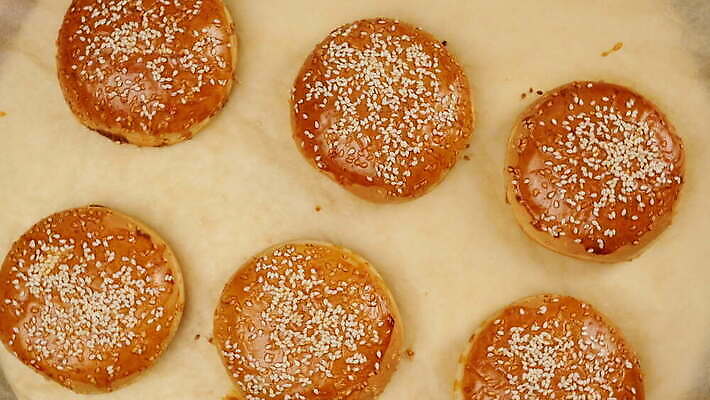 전통 종이 음식 재료 탁자 패스트푸드 샌드위치 씨앗 사람없음 갈색 노란색 식사 빵집 껍질 햄버거 신선 원형 그룹 황금 맛 아침식사 밀 굽기 속도 반죽 밀가루 깨 점심식사 번 양피지 이스트 치즈버거 페스츄리 해로움 핸드메이드 맛있는 4K MOV 해외동영상 클립영상 도형 식물 빵 컬러 가구 컨셉 식재료 곡류 상점 조미료 인스턴트 가루 구이 동영상 파일형식