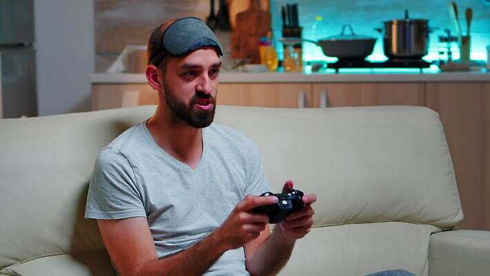 백인 1 라이프스타일 응시 스포츠 놀이 휴식 주택 사람 앉기 성인 소파 주방 축구 텔레비전 경쟁 방 분노 게임 잡기 좌절 저녁 패배 조이스틱 멀리 동영상 중독 게이머 관리자 분실 심각 플레이어 4K MOV 해외동영상 클립영상 서양인 시선 감정 컨셉 의자 모션 건물 생활 전자제품 구기 야간 게임기 파일형식