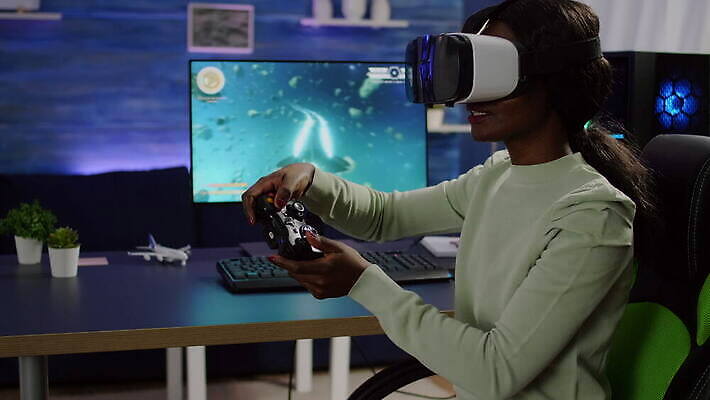 백인 직업 거실 놀이 고글 주택 기술 말하기 미소 앉기 컴퓨터 검은색 경쟁 기쁨 게임 잡기 우승 집중 흥분 네온 조이스틱 사수 동영상 위로 게이머 관리자 비디오게임 승자 키패드 플레이어 필승 가상현실 4K MOV 해외동영상 클립영상 서양인 감정 컬러 컨셉 모션 표정 건물 전자제품 최고 게임기 파일형식