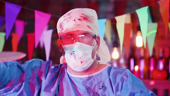 옷 안경 장갑 백그라운드 휴가 전등 조명 가면 성인 장식 파티 황혼 할로윈 의사 바 혈액 칼 야간 위험 무서움 자르기 날카로움 붕대 변장 외과 10월 살인범 호러 4K MOV 해외동영상 클립영상 자연요소 잡화 감정 컨셉 의학 모션 병원 사람 이벤트 일몰 의료진 날짜 공포 동영상 파일형식