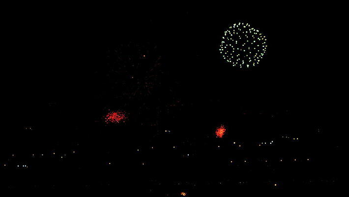 행복 컬러 백그라운드 하늘 불 추상 휴가 불꽃 새로움 기념 폭죽 사람없음 빨간색 빛 컬러풀 노란색 파티 검은색 축제 어둠 흰색 축하 도시 업무 야간 저녁 폭발 연도 7월 4K MOV 해외동영상 클립영상 자연요소 감정 컨셉 무늬 이벤트 작업 날짜 동영상 파일형식