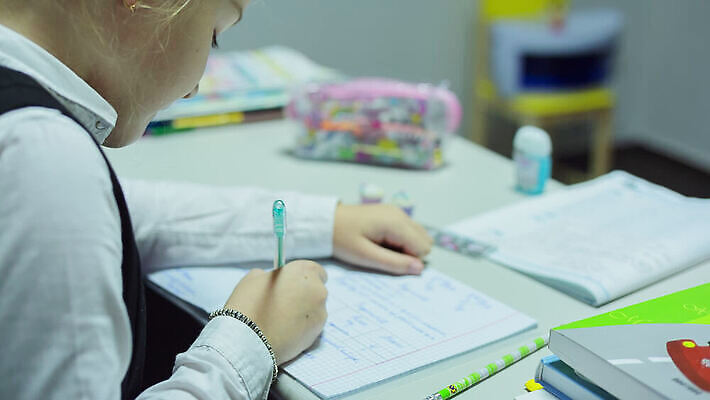 교육 종이 어린이 교실 학교 상상 놀이 탁자 수업 주택 실내 이야기 한명 책 스터디 금발 연필 펜 공책 퍼즐 그리기 바이러스 읽기 책상 바쁨 최초 초보 사스 문해 코로나바이러스 락다운 MOV 해외동영상 클립영상 1 헤어스타일 가구 모션 문구용품 학용품 사람 내부 건물 학습 필기구 질병 동영상 파일형식