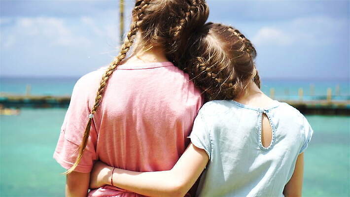 백인 라이프스타일 행복 어린이 바다 여행 휴가 휴식 사람 야외 두명 뒷모습 기댐 몰디브 4K MOV 해외동영상 클립영상 서양인 감정 아시아 뷰포인트 컨셉 모션 생활 동영상 파일형식