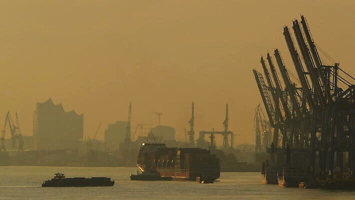 동물 실루엣 산업 교통시설 조류 독일 사람없음 야외 물 강 항구 새벽 보트 기중기 지역 물새 함부르크 4K 락다운 MOV 해외동영상 클립영상 자연요소 유럽 교통 배_교통 촬영기법 중장비 시설 동영상 파일형식
