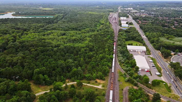 나무 계절 산업 도로 길 여행 교통시설 자연 안테나 풍경 사람없음 야외 초록색 빛 환경 금속 기찻길 기차 화물 시골 역 숲 마차 물류 교외 방법 선로 철강 4K MOV 해외동영상 클립영상 식물 육상교통 교통수단 컬러 교통 통신 재질 대중교통 운송업 시설 생태계 동영상 파일형식