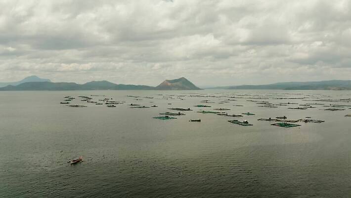 식물 산업 아시아 호수 섬 여행 자연 하늘 낚시 산 안테나 파노라마 어류 동양인 경사 사람없음 야외 물 농장 환경 시골 잡기 만 원형 그물 작음 당구 해산물 언덕 화산 새장 분화구 어장 원뿔 랜드마크 밭일 조감도 4K MOV 해외동영상 클립영상 자연요소 도형 나라 농업 통신 모션 레저 촬영기법 인종 구기 수중동물 크기 생태계 동영상 케이지 파일형식