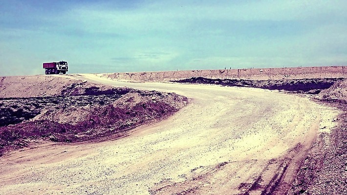 산업 도로 지구 모래 포즈 교통시설 모션 사람없음 건물 기계 흙 장비 트럭 업무 땅 불도저 굴착기 버리기 발굴 양동이 국자 먼지 짐차 무거움 땅바닥 로딩 채석 4K MP4 해외동영상 클립영상 건축물 길 교통 자동차 주방용품 바닥 작업 중장비 무게 시설 동영상 파일형식