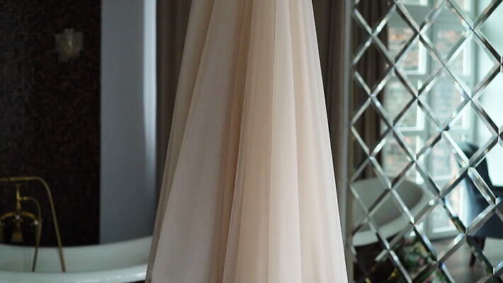 백인 드레스 옷 여자 결혼 신혼부부 결혼식 아침 실내 사랑 유행 귀여움 침실 낭만 흰색 축하 가운 고급 스타일 MOV 해외동영상 클립영상 주간 서양인 부부 감정 컬러 컨셉 사람 이벤트 내부 신혼 동영상 파일형식