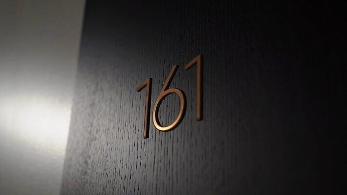 외관 호텔 아파트 사람없음 목재 숫자 문 MOV 해외동영상 클립영상 나무 문자 재료 숙소 주택 동영상 파일형식