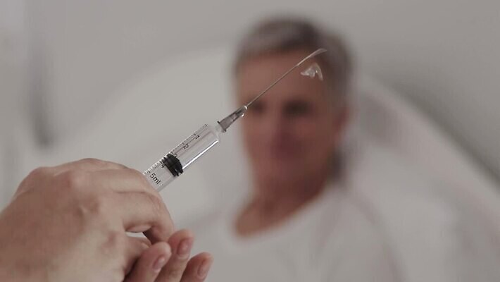 1 손 여자 남자 건강 병원 주사기 두명 치료 약 고통 장비 환자 간호사 의사 기구 물방울 침대 잡기 질병 예방 약속 날카로움 주사약 거짓말 당뇨병 돌봄 백신 에이즈 예방주사 전염병 살균 MP4 해외동영상 클립영상 감정 가구 의학 의료기기 모션 사람 신체부위 의료진 동영상 파일형식