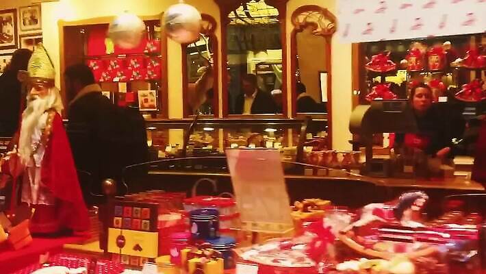 외관 유럽 여행 크리스마스 건축양식 창문 교통시설 호텔 휴가 거리 사람없음 건물 쇼핑 도시풍경 여행객 상점 식당 카페 도시 역사 고급 도심 벨기에 지역 타운 대도시 일반 구시가지 랜드마크 부티크 브뤼셀 유럽연합 전국 MOV 해외동영상 클립영상 건축물 기념일 건축 나라 교통 컨셉 숙소 사람 풍경 시설 동영상 서유럽 파일형식