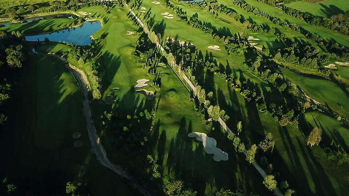 나무 골프장 그림자 풍경 사람없음 야외 초록색 햇빛 이탈리아 연못 4K MOV 해외동영상 클립영상 식물 유럽 컬러 골프 스포츠시설 태양 동영상 파일형식