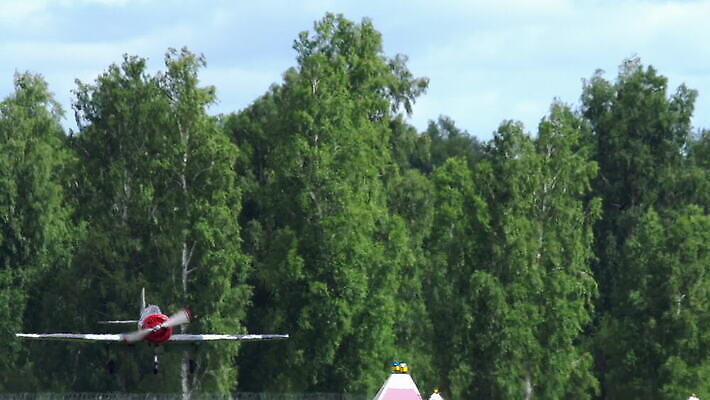 스포츠 날개 교통시설 하늘 비행기 사람없음 파란색 공연 흰색 공항 작음 파일럿 항공 프로펠러 러시아 쇼 에어쇼 곡예비행 대패 러시아인 옛날 MOV 해외동영상 클립영상 서양인 직업 유럽 컬러 교통 항공교통 대중교통 이벤트 비행 크기 시설 동영상 파일형식