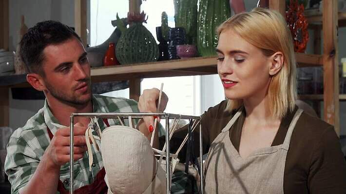 직업 학생 전통 커플 행복 문화 조각 지도 사업가 성공 휴식 창조 미술 취미 두명 학습 교사 낭만 업무 도움 도자기 가르침 작업실 제조 냄비 공예 예술가 점토 수공예 도예가 조각가 핸드메이드 헬프 4K MOV 해외동영상 클립영상 교육 감정 컨셉 관계 문화예술 사람 작업 솥 동영상 파일형식