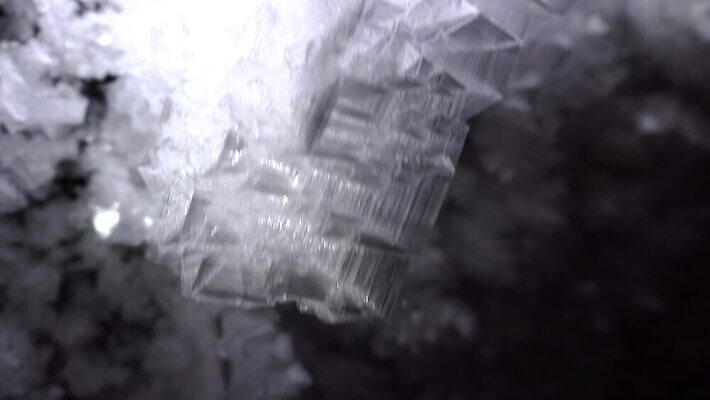 호수 여행 백그라운드 겨울 자연 하늘 산 실내 아이슬란드 사람없음 야외 물 파란색 냉동 얼음 추위 안개 광선 흰색 등불 투명 동굴 크리스탈 북극 묘사 빙하 서리 빙산 북쪽 내추럴 종유석 카자흐스탄 4K 알마티 MP4 해외동영상 클립영상 자연요소 계절 유럽 아시아 컬러 날씨 조명 내부 광석 극지방 방향 생태계 동영상 파일형식