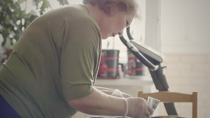 식물 손 계절 여자 꽃 농업 탁자 주택 실내 씨앗 한명 사람 성인 새싹 흙 봄 성장 잡기 냄비 플라스틱 뿌리기 허브 에코 유기농 원예 바쁨 팔 모종 바이오 밭일 심기 온실 원예사 파종 4K MOV 해외동영상 클립영상 직업 1 웰빙 산업 가구 모션 재질 취미 내부 건물 신체부위 환경 농사 솥 동영상 파일형식