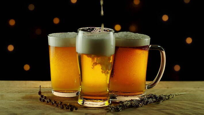 맥주 사람없음 노란색 거품 알코올 붓기 떨어짐 느림 4K MOV 해외동영상 클립영상 컬러 컨셉 모션 주류 동영상 파일형식