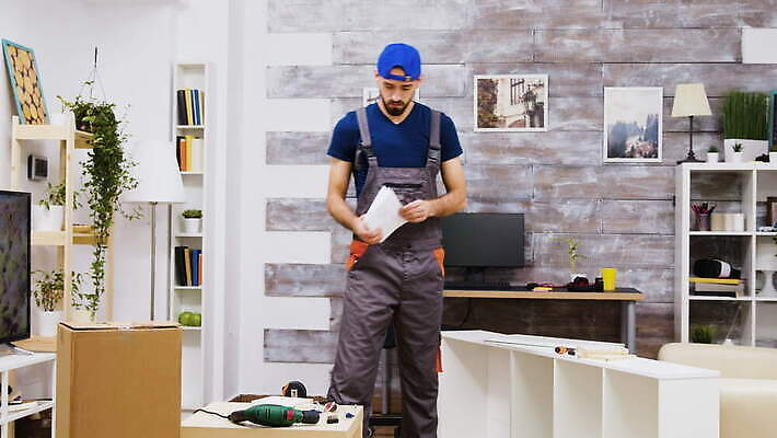 직업 남자 가구 유니폼 거실 노동자 책장 선반 아파트 주택 여러명 목재 독서 장비 공구 나사 업무 드라이버 서비스 만들기 룰렛 주인 국회 조립 명령 계약자 공예가 재주꾼 캡모자 4K MOV 해외동영상 클립영상 나무 모자_잡화 옷 생활용품 다수 재료 모션 사람 건물 게임 도구 작업 계약 동영상 파일형식