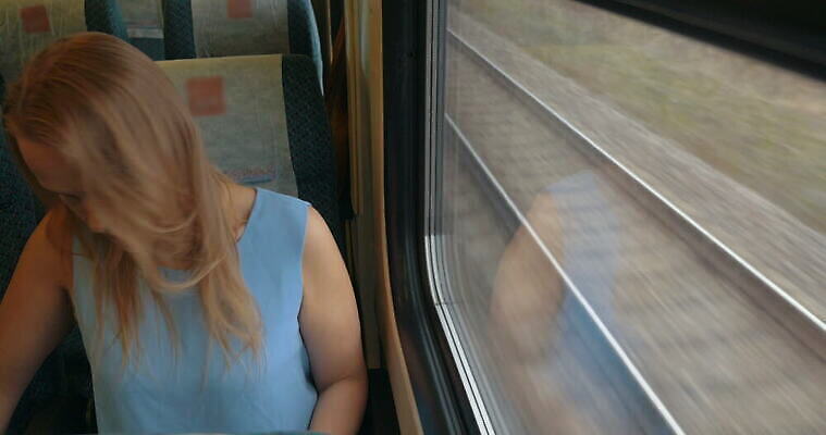 백인 1 손 여자 얼굴 여행 창문 모션 자동차 유리 앉기 금발 페인트 화장품 거울 기차 흰색 잡기 붓 가루 마차 연지 4K MOV 해외동영상 클립영상 서양인 헤어스타일 육상교통 교통수단 컬러 재질 대중교통 사람 신체부위 뷰티 동영상 파일형식