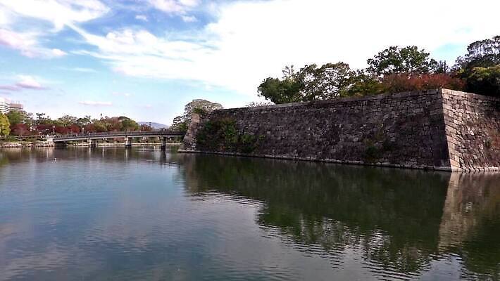 나무 공원 아시아 문화 벽 여행 건축양식 자연 하늘 파노라마 동양인 풍경 사람없음 야외 건물 물 파란색 강 정원 일본 궁전 가을 도시 보트 역사 재산 크루즈 랜드마크 사방 옛날 오사카 MP4 해외동영상 클립영상 자연요소 식물 건축물 계절 공공시설 건축 나라 컬러 고건축 배_교통 촬영기법 인종 금융 생태계 동영상 파일형식