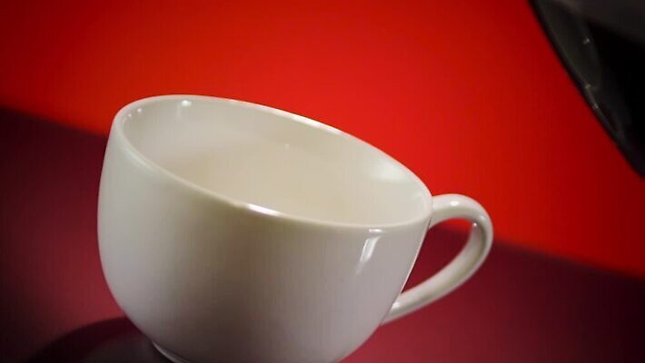 커피 음료 유리 아침 사람없음 빨간색 컬러풀 검은색 마시기 신선 뜨거움 액체 붓기 고급 떨어짐 양조 MOV 해외동영상 슬로모션 클립영상 주간 컬러 컨셉 모션 재질 촬영기법 동영상 파일형식