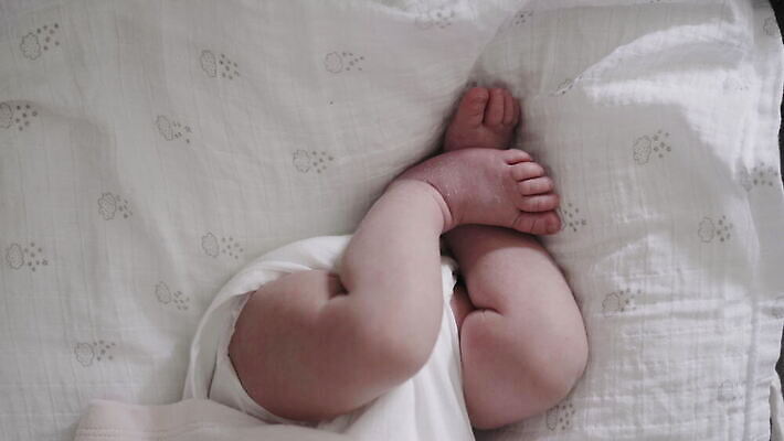 백인 맨발 실내 한명 하이앵글 아기 4K MOV 해외동영상 클립영상 서양인 1 뷰포인트 발 사람 내부 동영상 파일형식